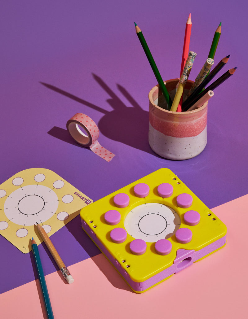 Pöydällä Smart10 Kids, lapsille suunnattu tietopeli.